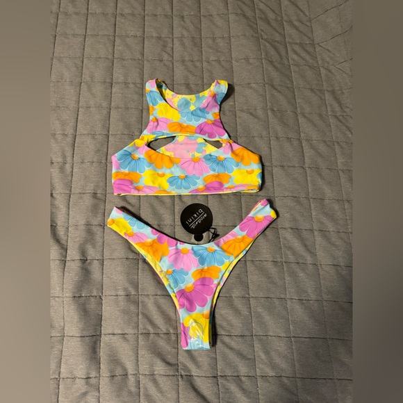 Moana Bikini - Full Set Reversible Mango Milkshake - Size Medium - Picture 2 of 5